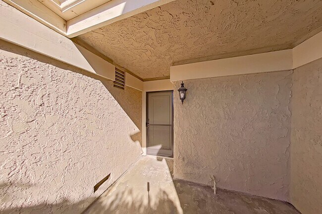 Building Photo - 2 Bedroom, 1.5 Bathroom Townhouse in San Clemente