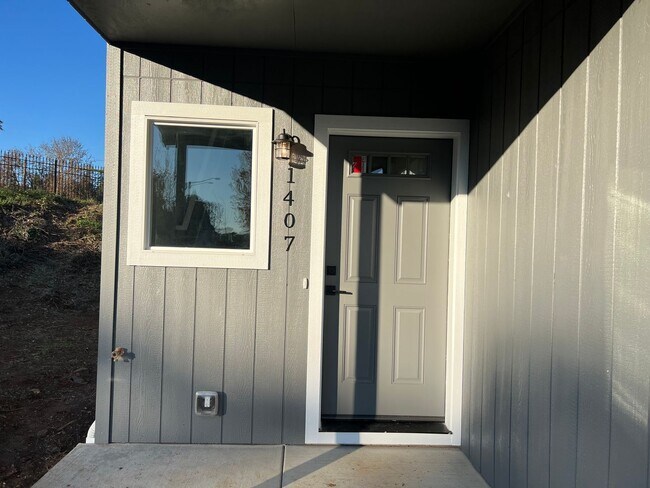 Foto del edificio - Newer 3 bedroom 2.5 bathroom duplex in Thu...
