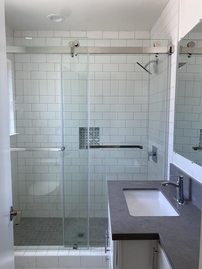 baño - 1331 W Adams Blvd