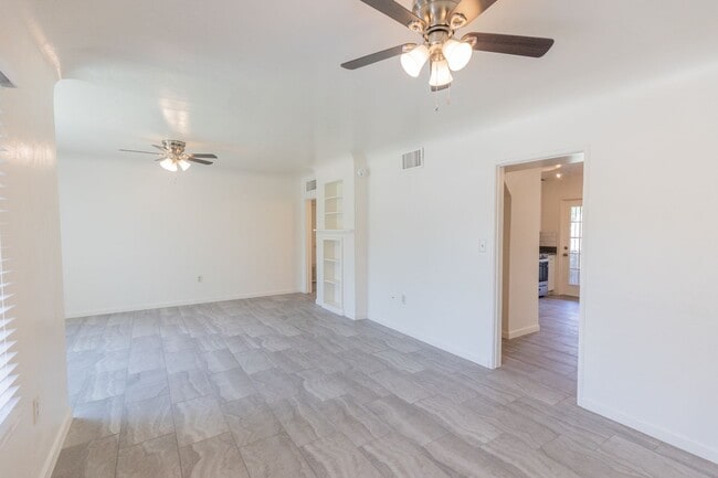 Building Photo - Perfect 4 bed 2 bath home across the stree...