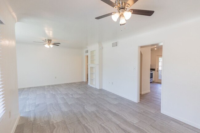 Foto del edificio - Perfect 4 bed 2 bath home across the stree...