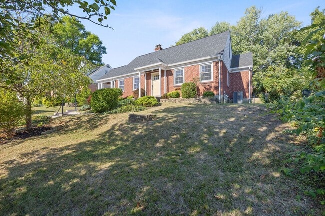 Building Photo - ANDERSON- Charming 4 bedroom 2 bath with fenced backyard