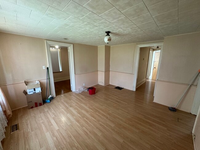 Building Photo - 409 Pleasant St