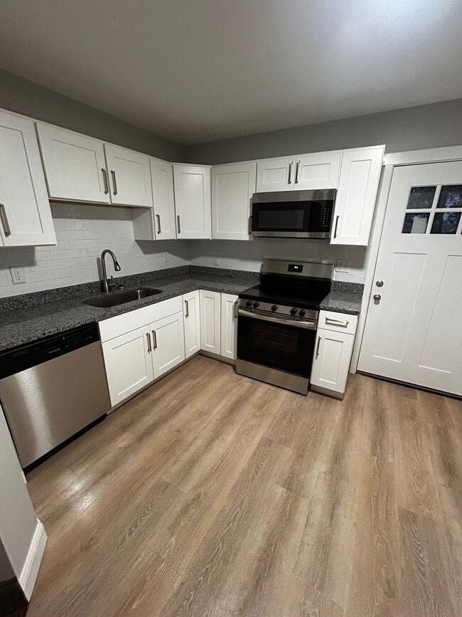 Foto del edificio - BEAUTIFUL RENOVATED NEW 4 BEDROOM 2 BATH HOUSE QUIET NEIGHBORHOOD