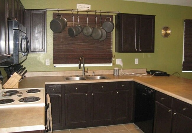 Building Photo - 4 Bedroom, 2 Bath Coming 07/01/25!