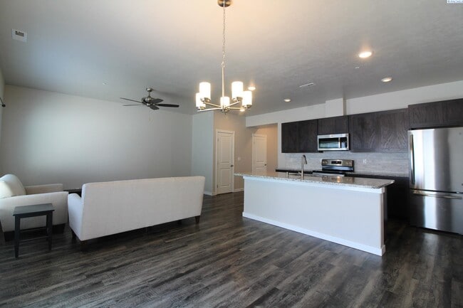 Building Photo - 3 bed, 2.5 bath townhome in Kennewick