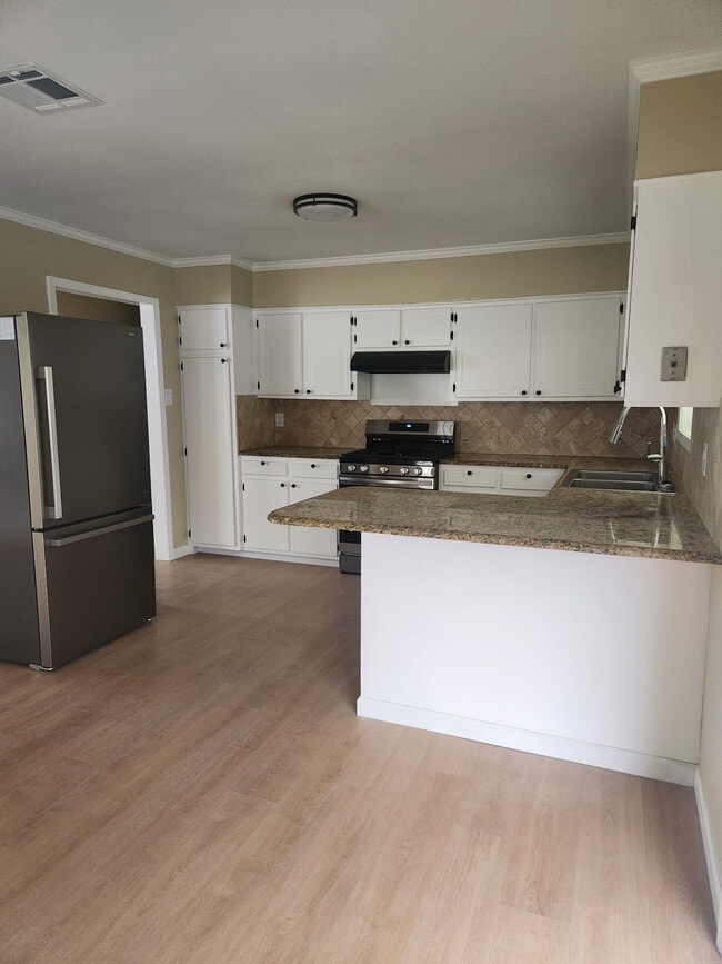 Kitchen - 211 Ellen Dr