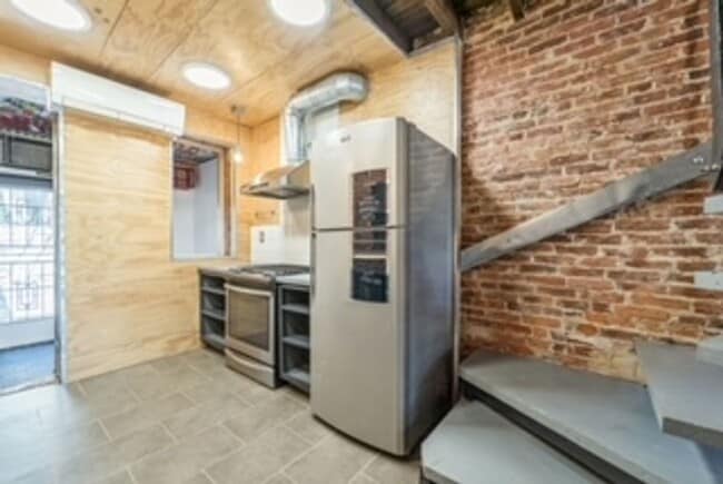 Building Photo - AMAZING 1 BEDROOM TOWNHOME IN HOLLINS MARKET