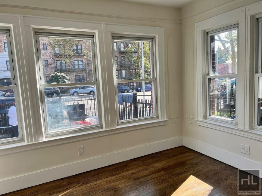 Foto principal - 4 bedroom in BROOKLYN NY 11207