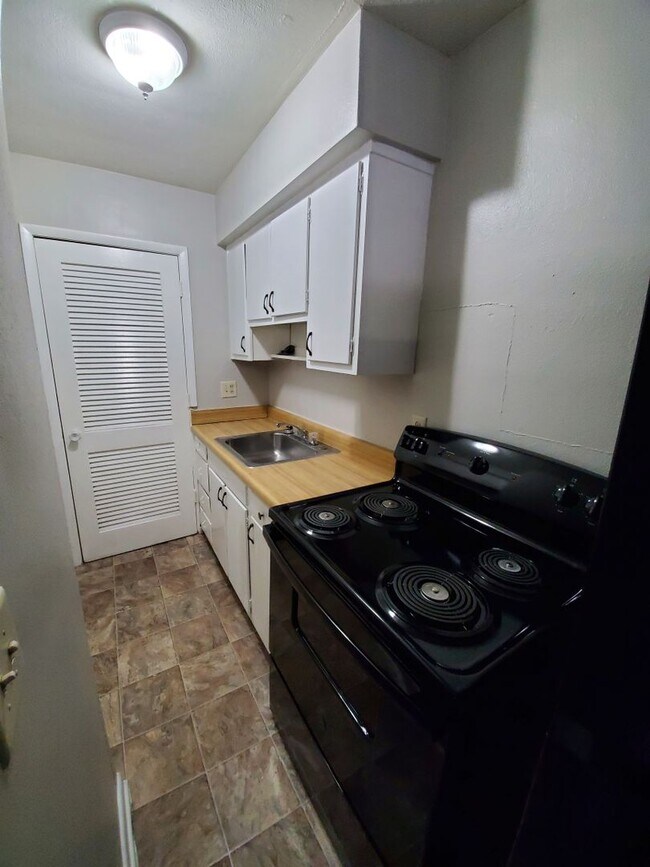Kitchen - 706 N Broadway St