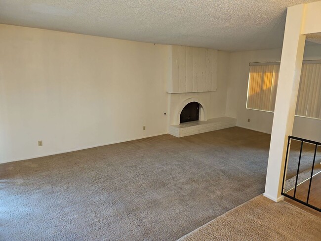 Foto del edificio - Spacious 4-Bedroom Home with Large Backyard & Covered Patio!