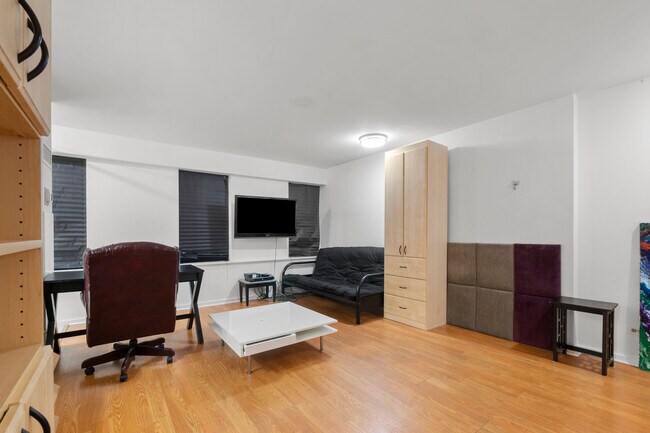 Building Photo - 40 E 9th St