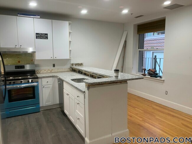Building Photo - 140 Boylston St