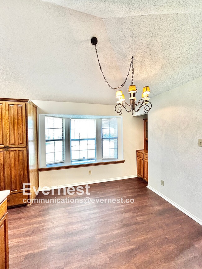 Building Photo - 698 Buttercup Dr