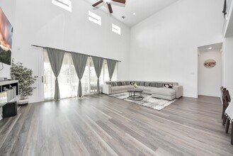 Building Photo - 10018 Knollwood Ln