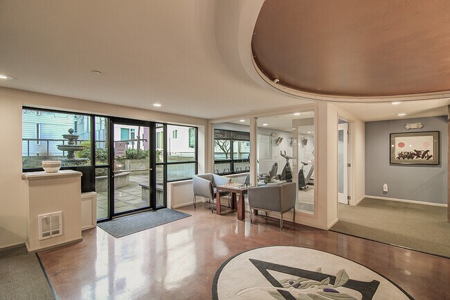 Foto del edificio - Top floor corner one-bedroom in the heart of it all, don't miss out, tour today!