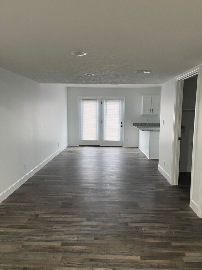 Foto del edificio - FEBRUARY SPECIAL! RENT $1300, DEPOSIT $1300 w/ 2 YEAR LEASE*