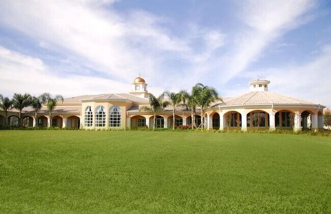 Foto del edificio - Spacious 3-Bedroom 2 Bath Villa with 2-Car Garage Steps from the Resident Gate in the Prestigious...
