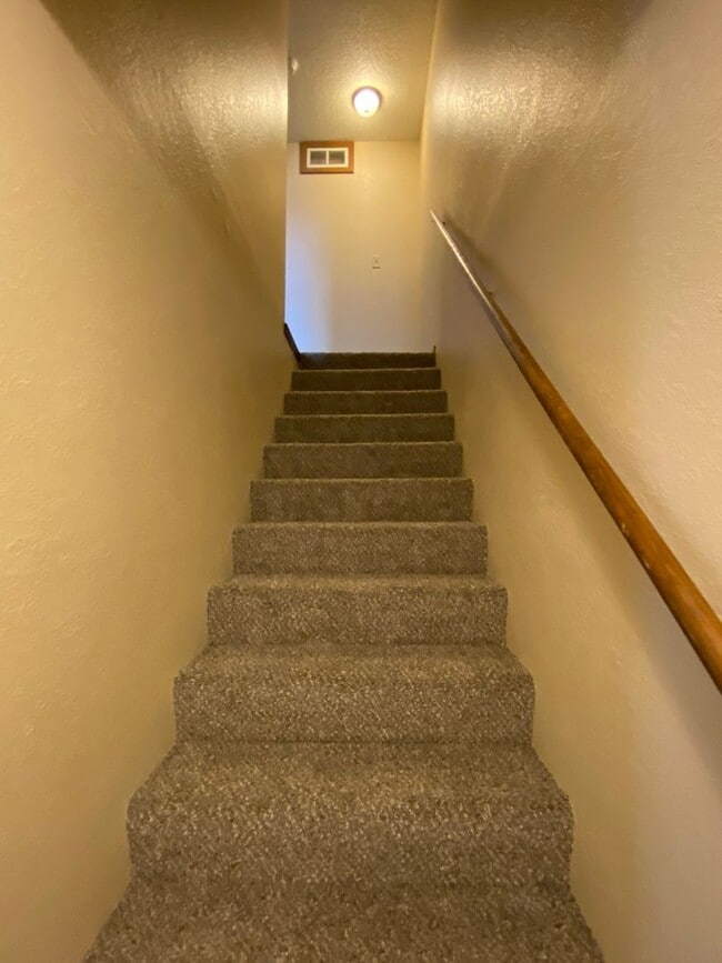 Building Photo - 2 bedroom 1.5 bath Townhome in a great location!