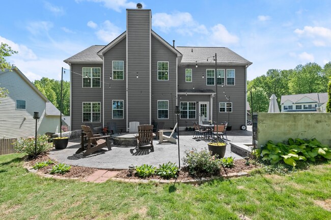 Foto del edificio - Spacious 5 Bedroom/3 Bath Home with Basement!