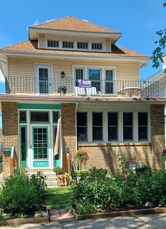 Building Photo - 304 Wellington Rd