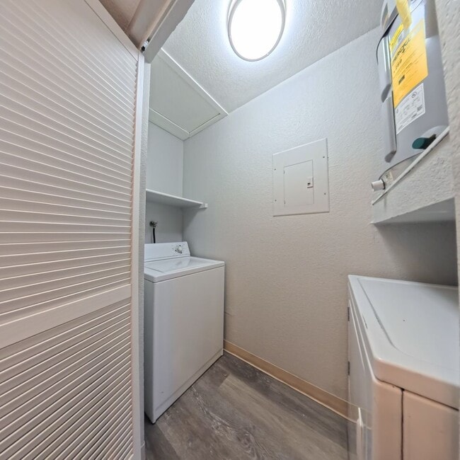 Building Photo - UPGRADED 2 BED 2 BATH 2ND FLOOR CONDO AT P...