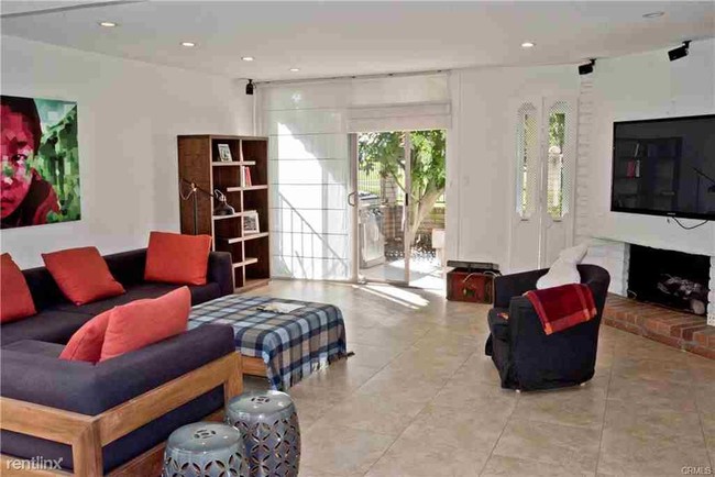 Foto del edificio - 23 Ash Tree Ln