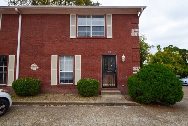 Foto del edificio - Updated 3 bedroom, 2.5 bath town home betw...