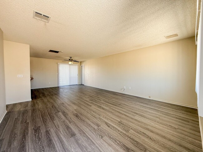 Building Photo - 75136 Cottonwood Dr