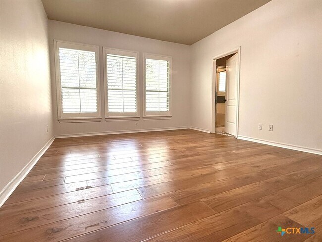 Foto del edificio - 1454 Rose Ln