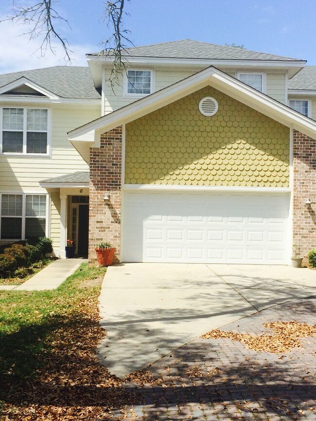 Building Photo - Newly Renovated 3 bedroom downtown Biloxi