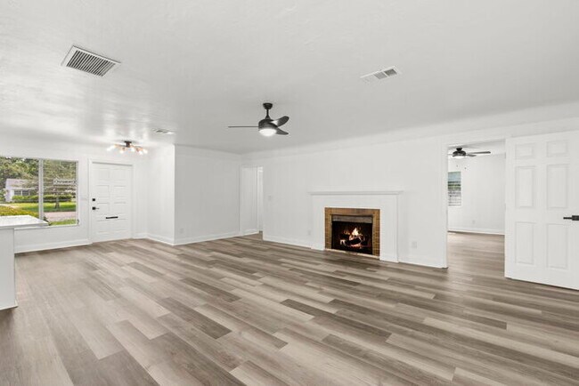 Foto del edificio - NEWLY RENOVATED Home For Rent in St Peters...