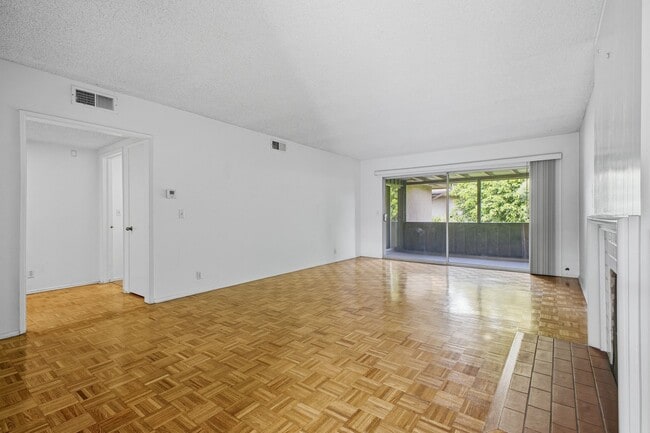 Building Photo - Bright & Spacious 2 Bed / 2 Bath Across from Caltech