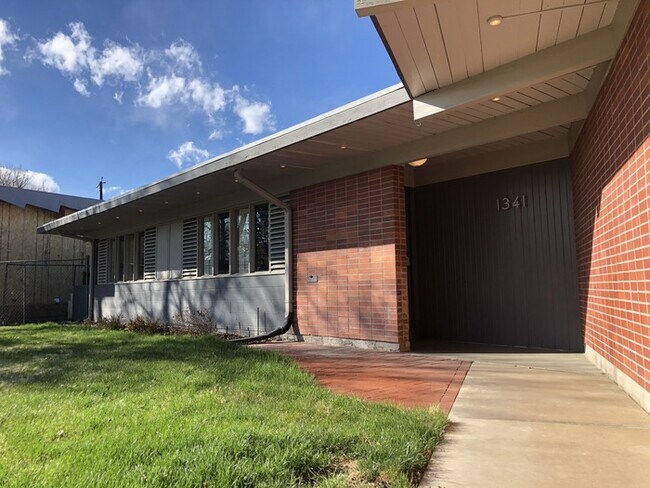 Building Photo - Stunning 2 bedroom home in Arapahoe Acres!