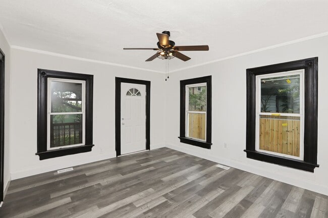 Building Photo - Check out this spacious 2bdr home for rent!