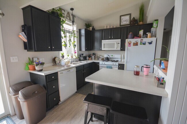 Building Photo - Gorgeous, updated pet friendly home with f...