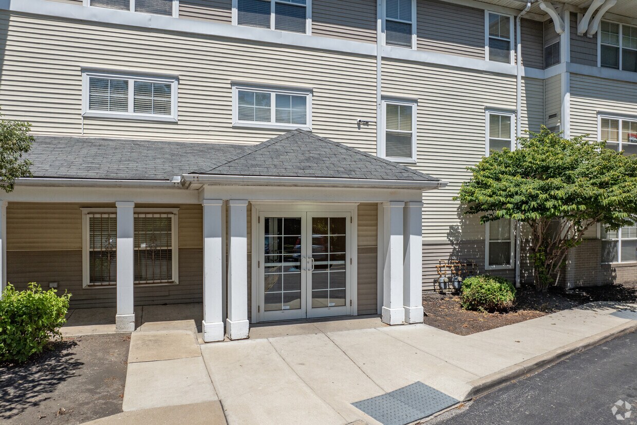 Entrada - Glenhaven Apartments