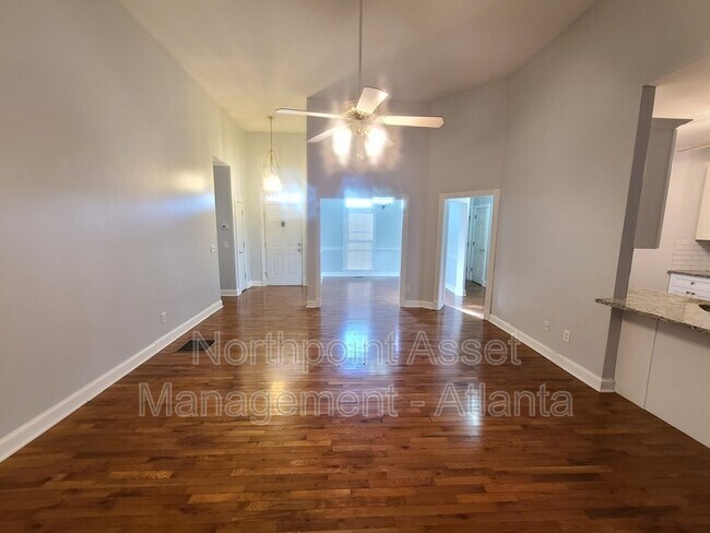 Building Photo - 3858 Glenlake Dr