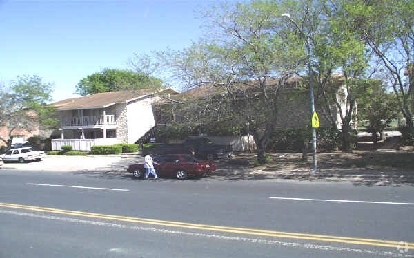 Foto del edificio - 8905 Parkfield Dr