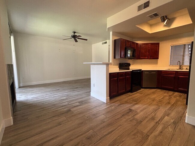 Foto del edificio - 3830 E Lakewood Pkwy E