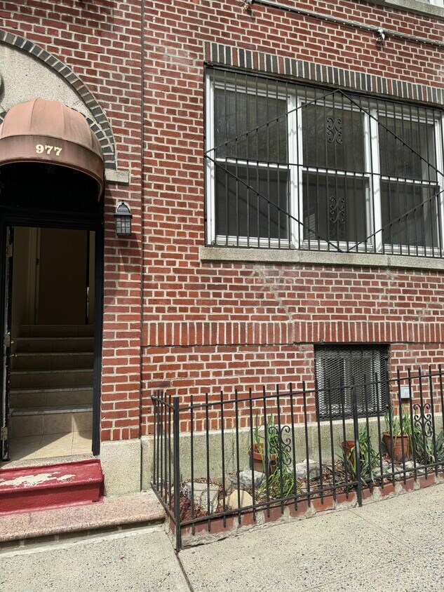 Primary Photo - 977 Anderson Ave