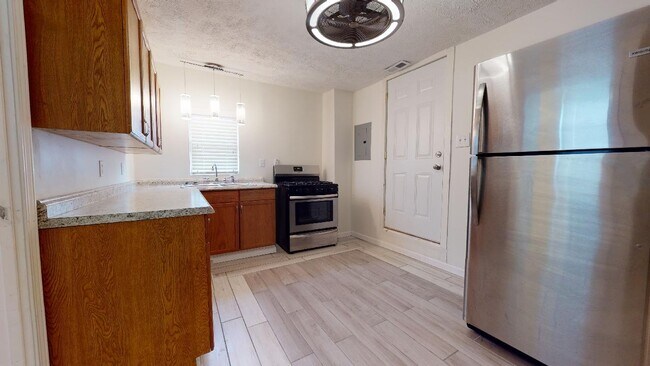 Building Photo - 617 3rd St