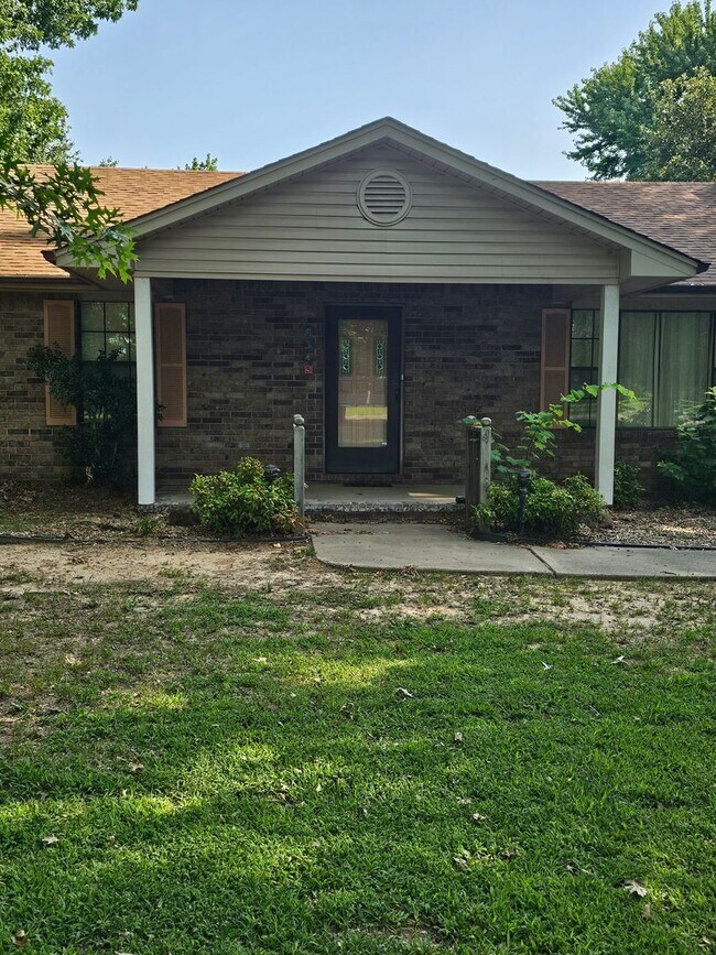 Building Photo - Large 3 Bedroom Home for Rent