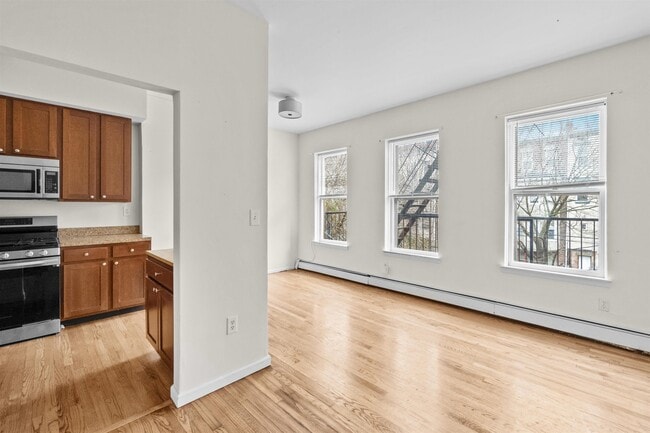 Building Photo - 28 Monticello Ave