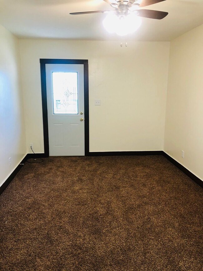 Building Photo - Too Cute!