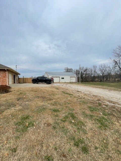 Building Photo - 1324 N 1100 Rd