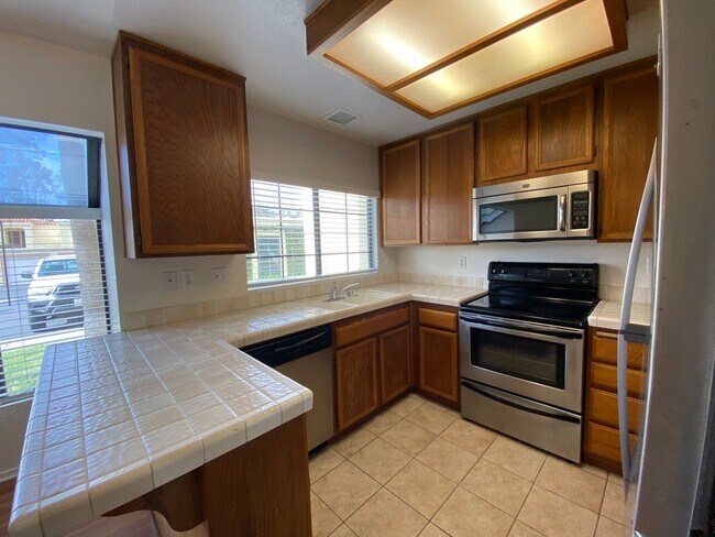 Foto del edificio - Spacious Dual-Master Condo!