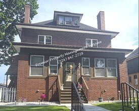 Building Photo - 806 12th St