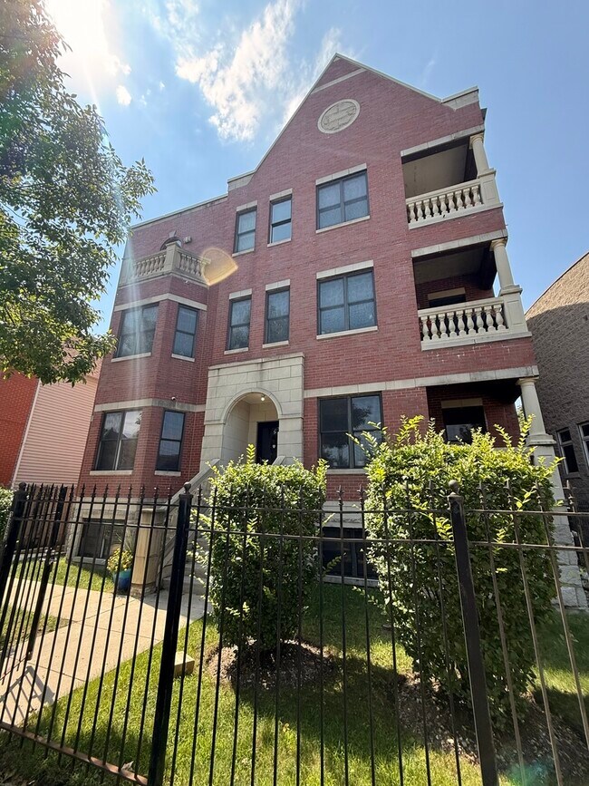 Building Photo - 3862 S Lake Park Ave