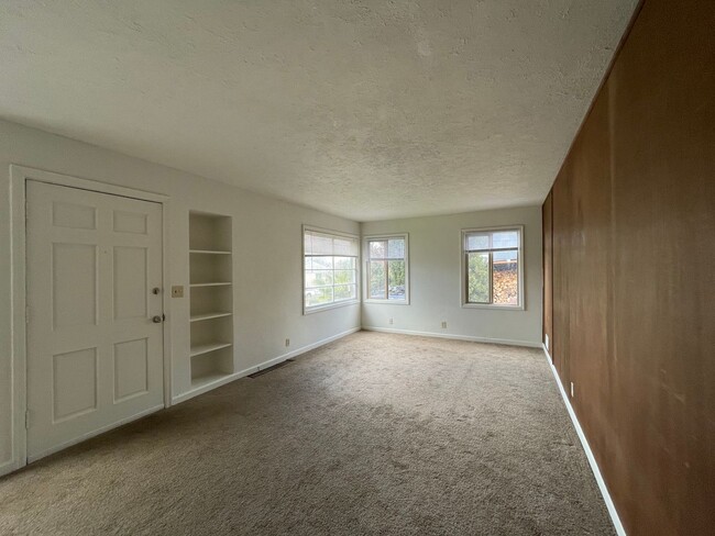Foto del edificio - 2Bd 1 Ba Classic NE Portland Home With Fenced Backyard! Washer/Dryer Hookups.